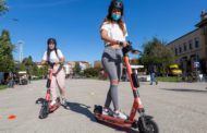“Multe e obbligo di casco”. Le città si ribellano al monopattino selvaggio