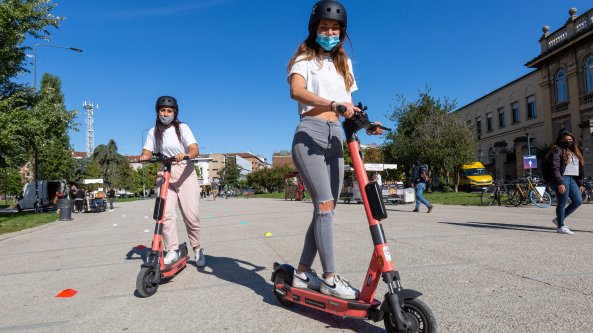 “Multe e obbligo di casco”. Le città si ribellano al monopattino selvaggio