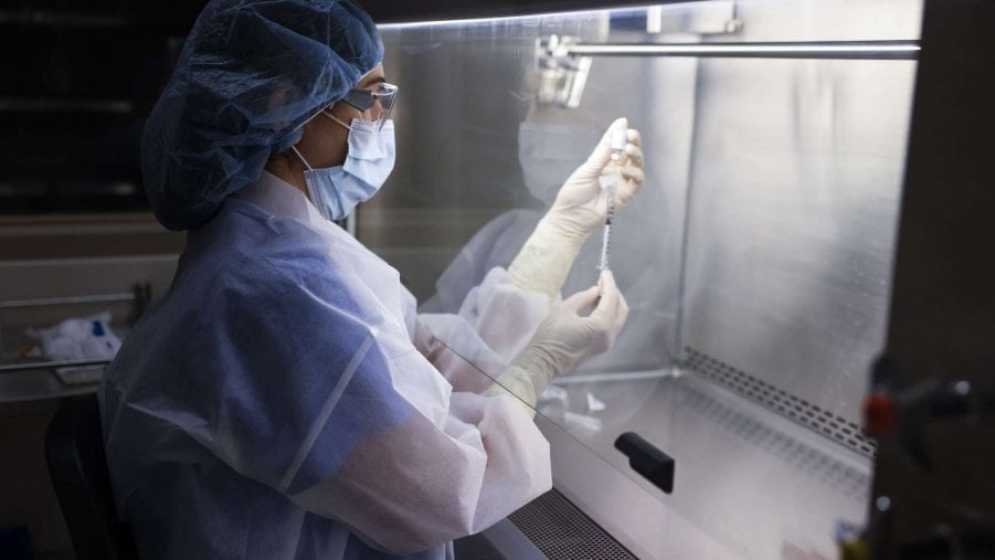 Vaccini, V-day entro Capodanno e campagna al via all’Epifania. “Ma non ci sono dosi per tutti”