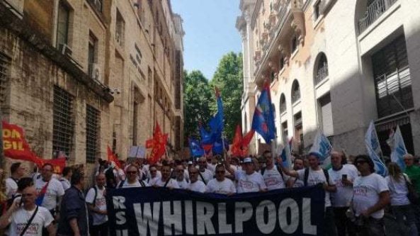 Whirlpool, ultimo stipendio e i sindacati giocano la carta del divieto di licenziamento