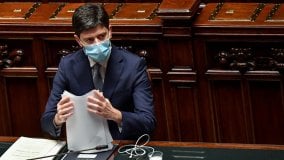 Il lockdown di Natale, la prudenza del governo:  “Allerta, ma per le feste no a misure più pesanti”