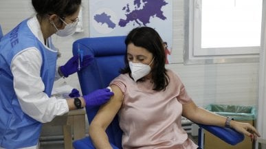 Quali rischi per il vaccino anti-Covid? Dalla gravidanza all’allergia, come essere sicuri
