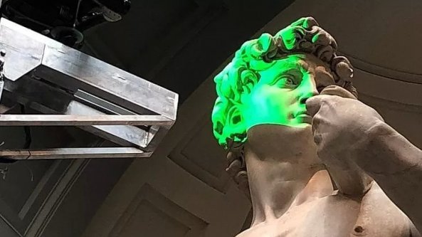 La storia in 3D di David e il suo doppio