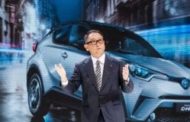 Il numero uno di Toyota  attacca l’auto elettrica:  “Inquinante e troppo cara”