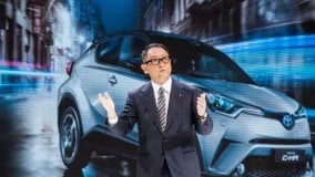 Il numero uno di Toyota  attacca l’auto elettrica:  “Inquinante e troppo cara”