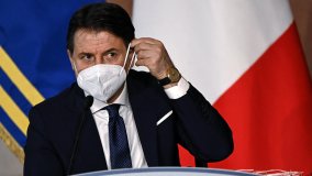 Sondaggi, nell'anno del Covid il primato è di Conte. Salvini il meno amato