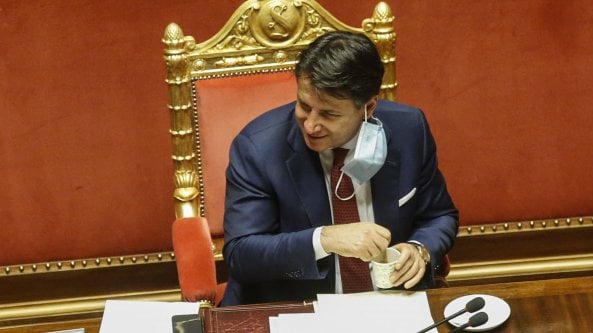 Covid, governo senza i numeri in Senato. Conte cambia il decreto Natale