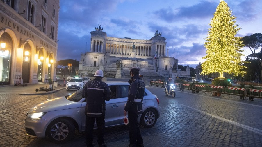 Natale in zona rossa, ecco cosa si può fare e cosa invece è vietato