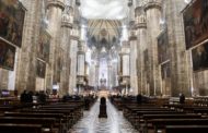 Il Natale fragile del mondo ai tempi del Covid, chiese vuote e messaggi di speranza. Il Papa: 