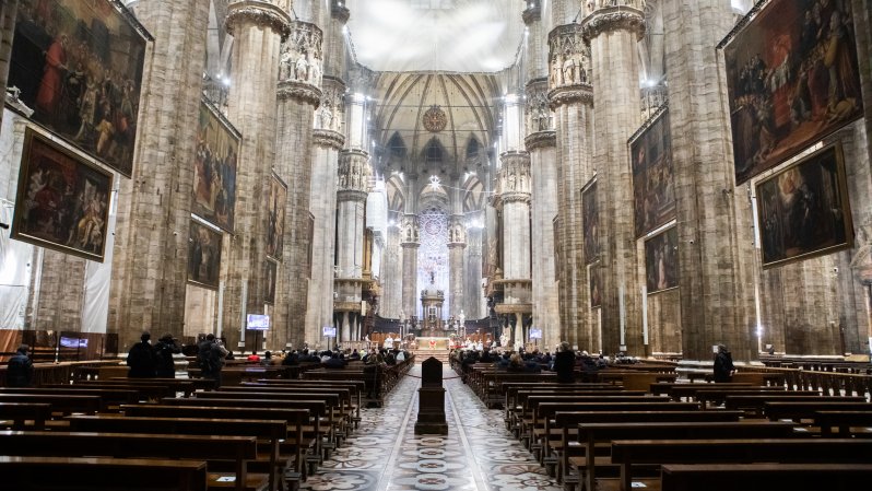 Il Natale fragile del mondo ai tempi del Covid, chiese vuote e messaggi di speranza. Il Papa: 