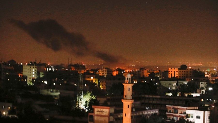 Aerei israeliani distruggono postazioni militari di Hamas: reazione dopo lancio di razzi