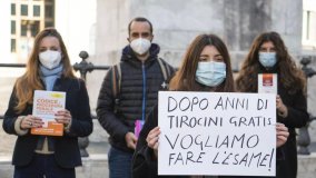 I giovani avvocati scendono in piazza: “Senza concorso e con paghe da fame”