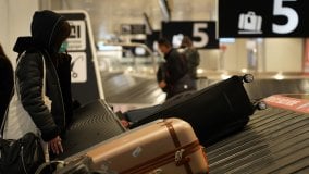 Coronavirus nel mondo, dagli Usa stretta sui voli sul Regno Unito: necessario tampone negativo obbligatorio per viaggiare