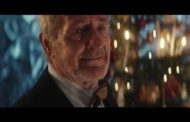 Gli sforzi di un nonno per la nipotina: lo spot di Natale più bello del 2020   