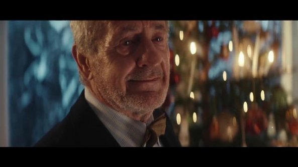 Gli sforzi di un nonno per la nipotina: lo spot di Natale più bello del 2020   