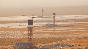 Raggi solari, turbine e intelligenza artificiale. Come creare energia nel deserto