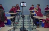 Un robot si aggira in aula: la didattica a distanza si fa con l'avatar