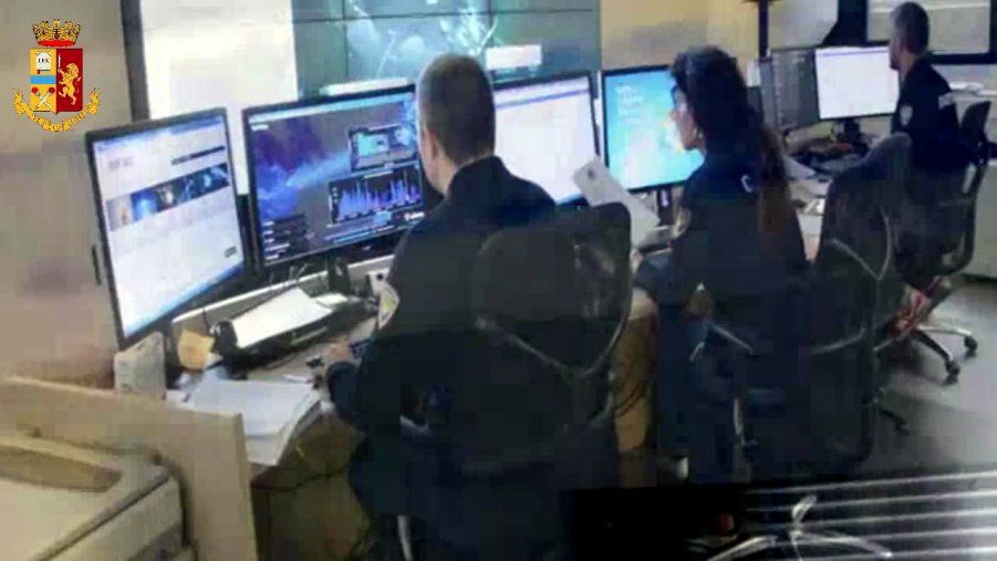 Pedofilia online, maxioperazione Polpost su Telegram e Whatsapp: perquisizioni e arresti in 18 regioni