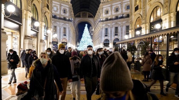 Coronavirus a Milano, ultimo fine settimana di shopping di Natale: ipotesi blocchi temporanei in Galleria e corso Vittorio Emanuele