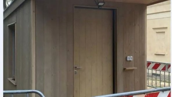 Roma, Spelacchio riesce male anche come casetta per mamme: la nursery di legno abbandonata a Villa Borghese