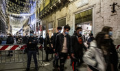 Weekend a rischio assembramenti per esodi e shopping: in viaggio due milioni di italiani