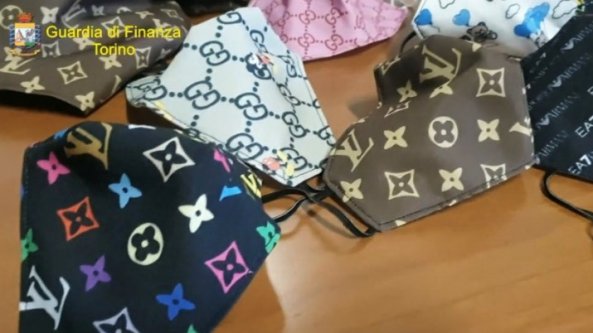 Scoperta la fabbrica di foulard e mascherine di Gucci, Chanel, Louis Vuitton e Armani contraffatti