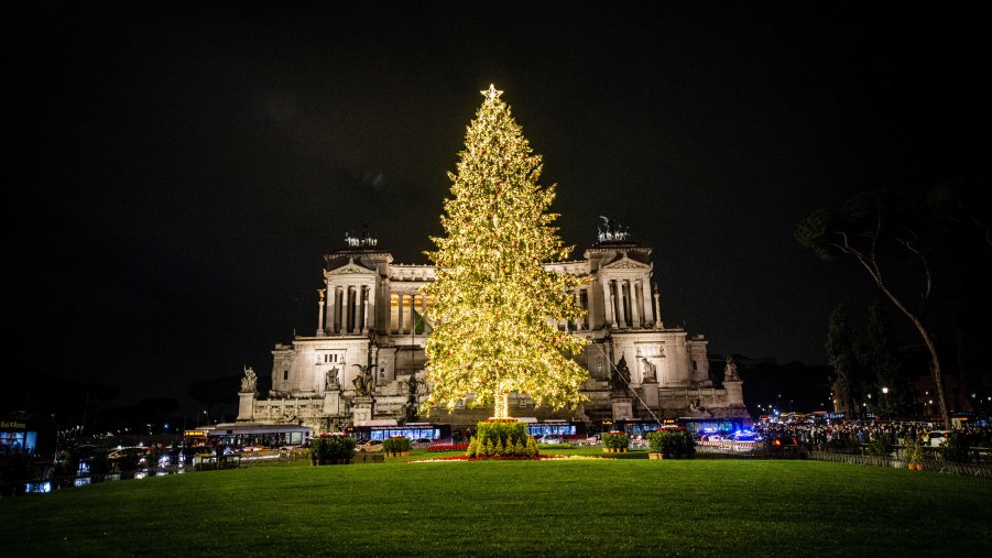 Albero di Natale, Spelacchio si riaccende in piazza Venezia. Raggi: 