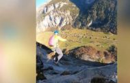 Si lanciano nel vuoto a cavallo di una scopa: l'omaggio dei base jumper a Harry Potter