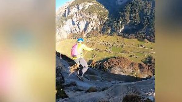 Si lanciano nel vuoto a cavallo di una scopa: l'omaggio dei base jumper a Harry Potter