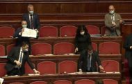 Caos al Senato. E il vicepresidente Calderoli invoca Striscia