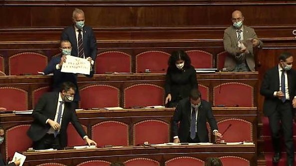 Caos al Senato. E il vicepresidente Calderoli invoca Striscia