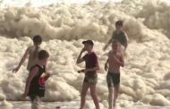 Meteo estremo sulla Gold Coast: dopo la tempesta la schiuma invade la spiaggia