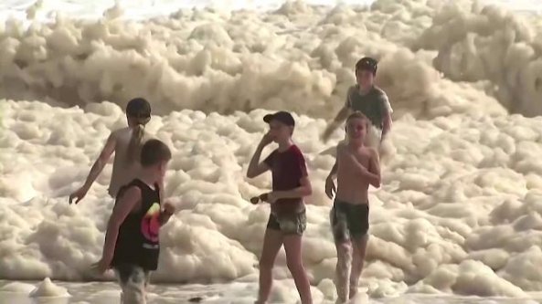 Meteo estremo sulla Gold Coast: dopo la tempesta la schiuma invade la spiaggia