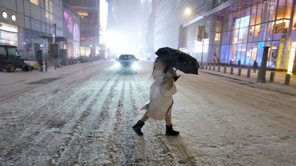 New York coperta di neve: in città la peggior tempesta in anni