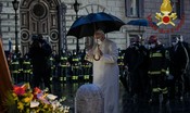 Il Papa in preghiera in Piazza di Spagna alle 7 di mattina sotto la pioggia