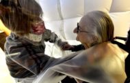Parmense, la stanza degli abbracci gonfiabile: regalo nelle case per anziani