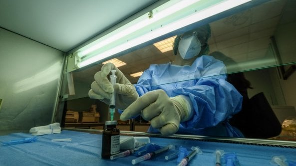 Medici da tutta la Sicilia per i primi vaccini. Così funzioneranno i tre giorni di V-day nell'Isola