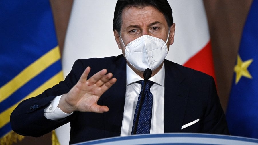 Centristi, grillini in fuga e il fido Arcuri: ecco chi lavora al partito di Conte
