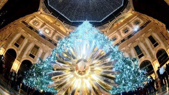 Piazze vuote e niente botti a Capodanno. Tra luci e spettacoli in streaming le città danno l'addio al 2020