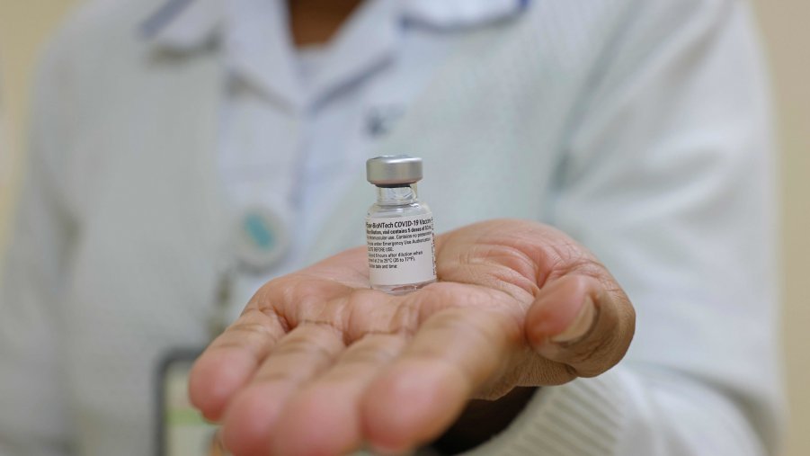Vaccino, arrivato in Italia il primo furgone con le fiale del Pfizer-Biontech