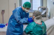 Covid, i dati settimanali. Rallenta il calo dei contagi e in 10 regioni i casi aumentano