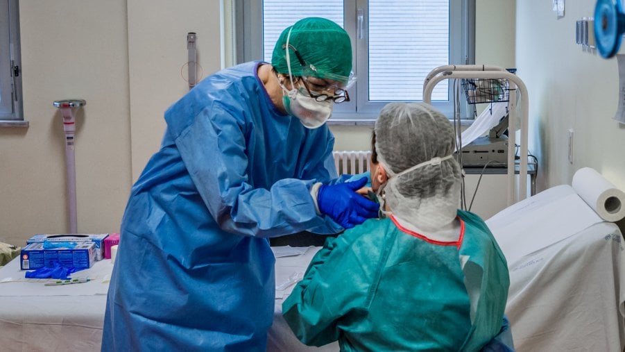 Covid, i dati settimanali. Rallenta il calo dei contagi e in 10 regioni i casi aumentano