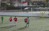 La curiosa strategia del portiere: in ginocchio prima del calcio di rigore