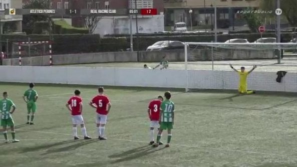 La curiosa strategia del portiere: in ginocchio prima del calcio di rigore
