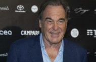 Coronavirus, Oliver Stone sceglie il vaccino russo