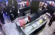Rapina al negozio Moncler: in un minuto rubati 40mila euro di giacche