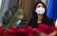 Roma e il paradosso Raggi: attaccata da tutti, è l'unica candidata vera in campo