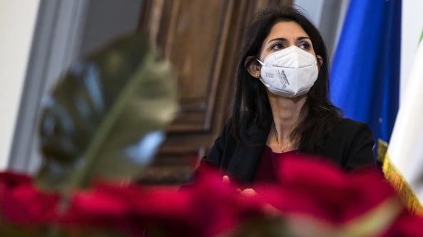 Roma e il paradosso Raggi: attaccata da tutti, è l'unica candidata vera in campo