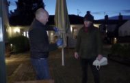 Il pub inglese deve chiudere e regala birra: in fila con il contenitore