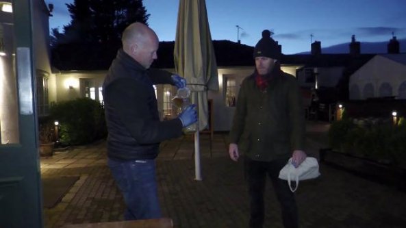 Il pub inglese deve chiudere e regala birra: in fila con il contenitore